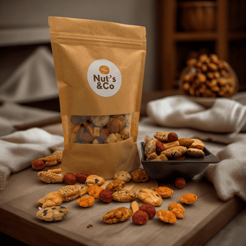 Bol de mélange apéritif japonais à côté d’un paquet avec une étiquette NutsAndCo contenant du mélange apéritif japonais, avec des biscuits étalés par terre.