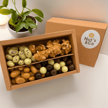 Boîte de Mélange Nut's Chocolaté 500g avec une étiquette NutsAndCo, contenant le Mélange Nut's Chocolaté.