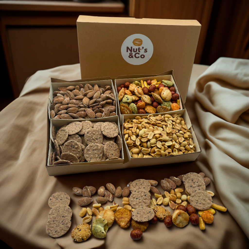 Box 4 Apéro avec amandes grillées, cacahuètes, crackers et snacks variés.