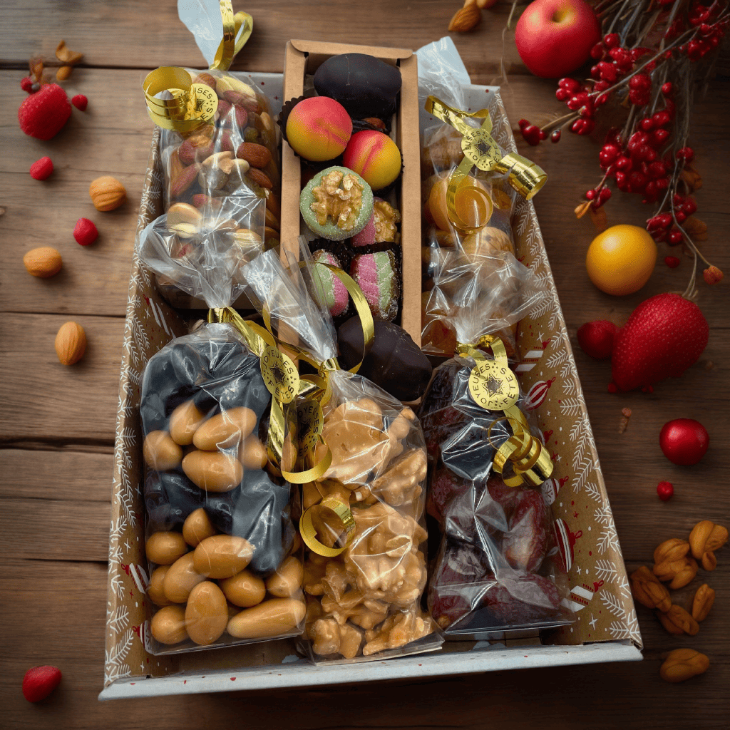 Corbeille Festive garnie de fruits secs, noix, chocolats et douceurs variées.